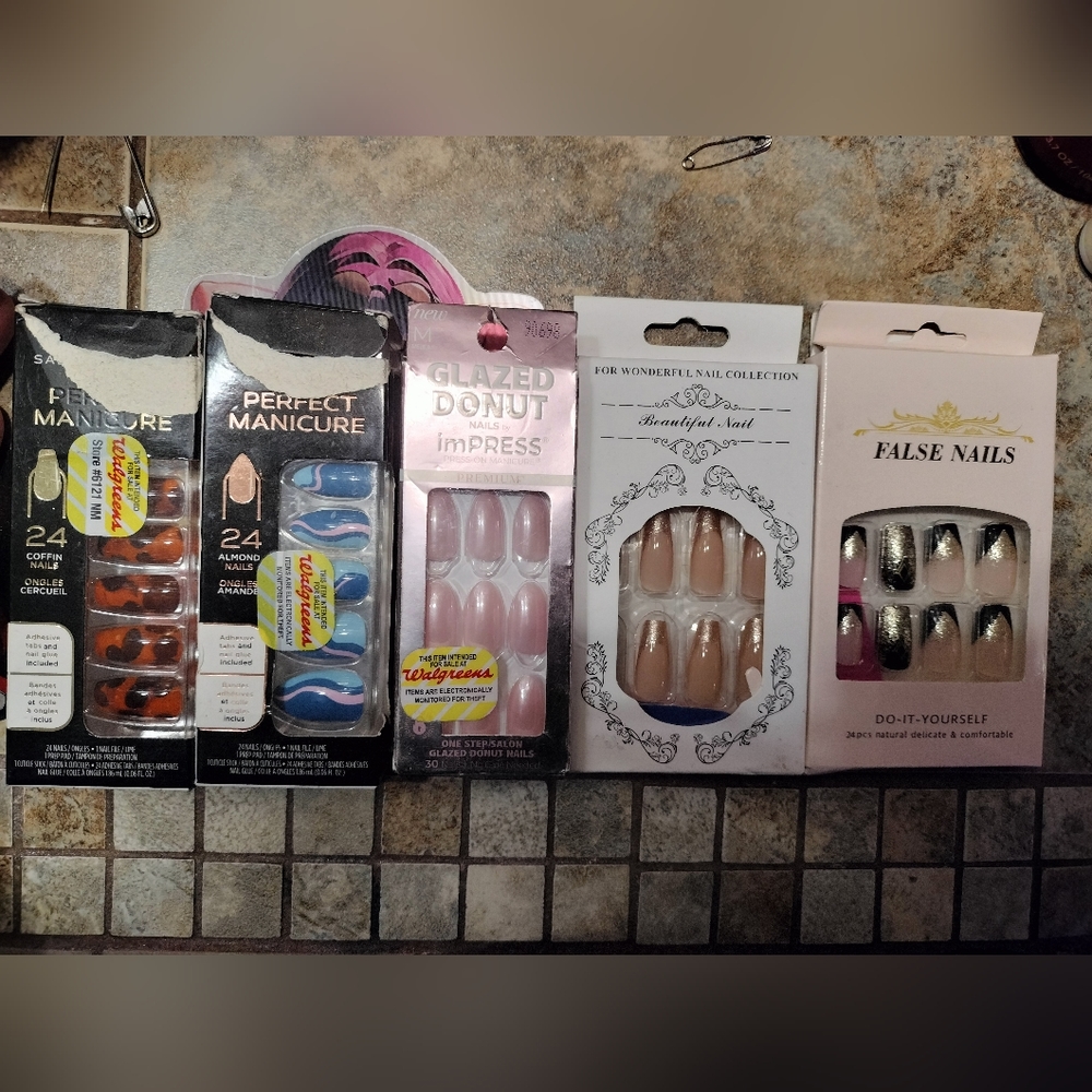 Lot (5) of fake nails